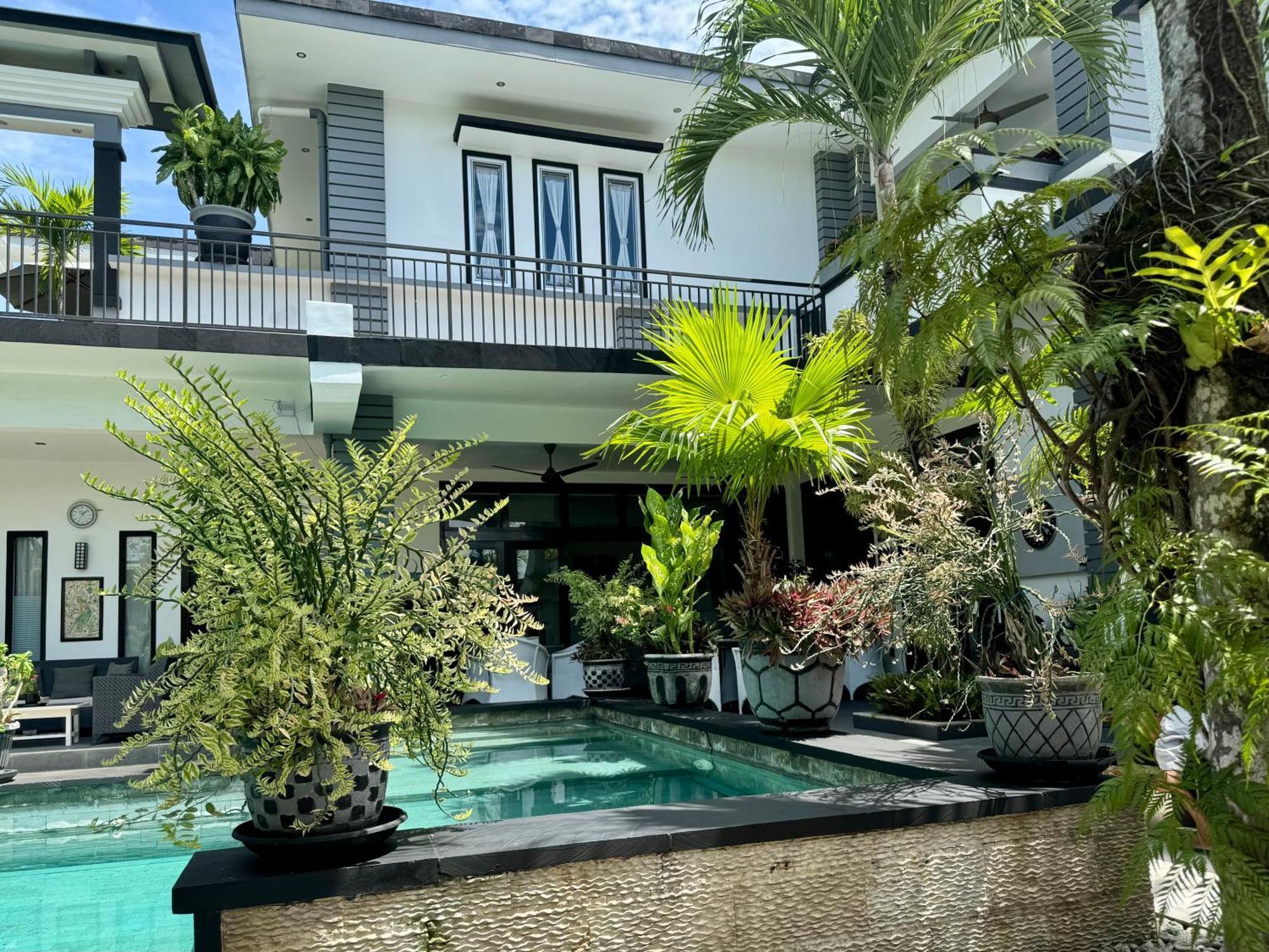 Rumah Putih Abu Abu Homestay
