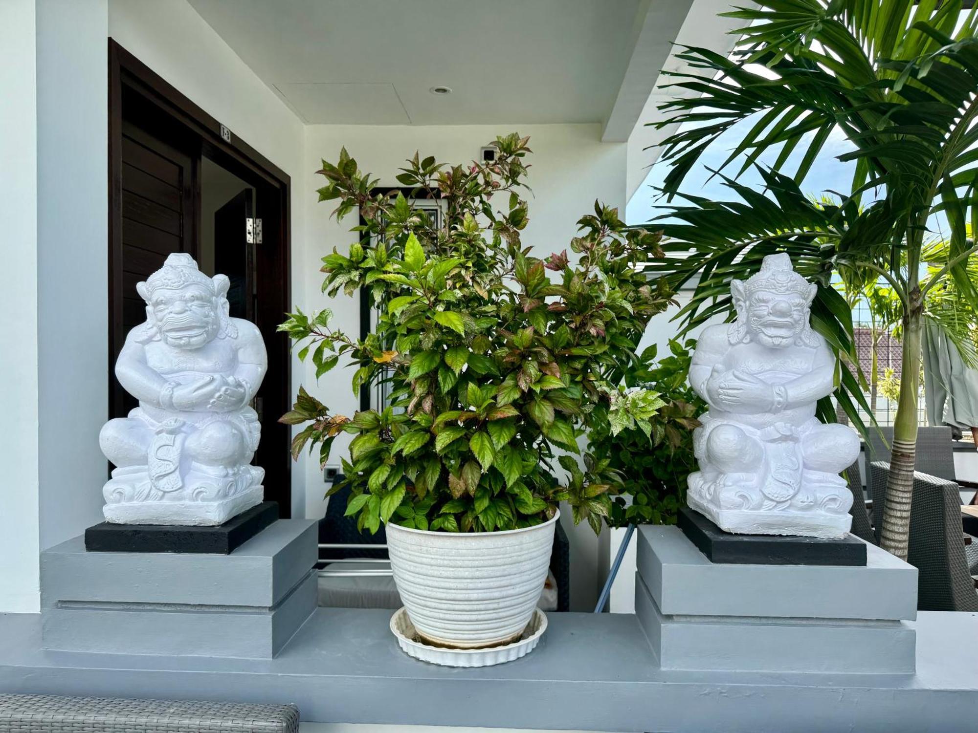 Rumah Putih Abu Abu *