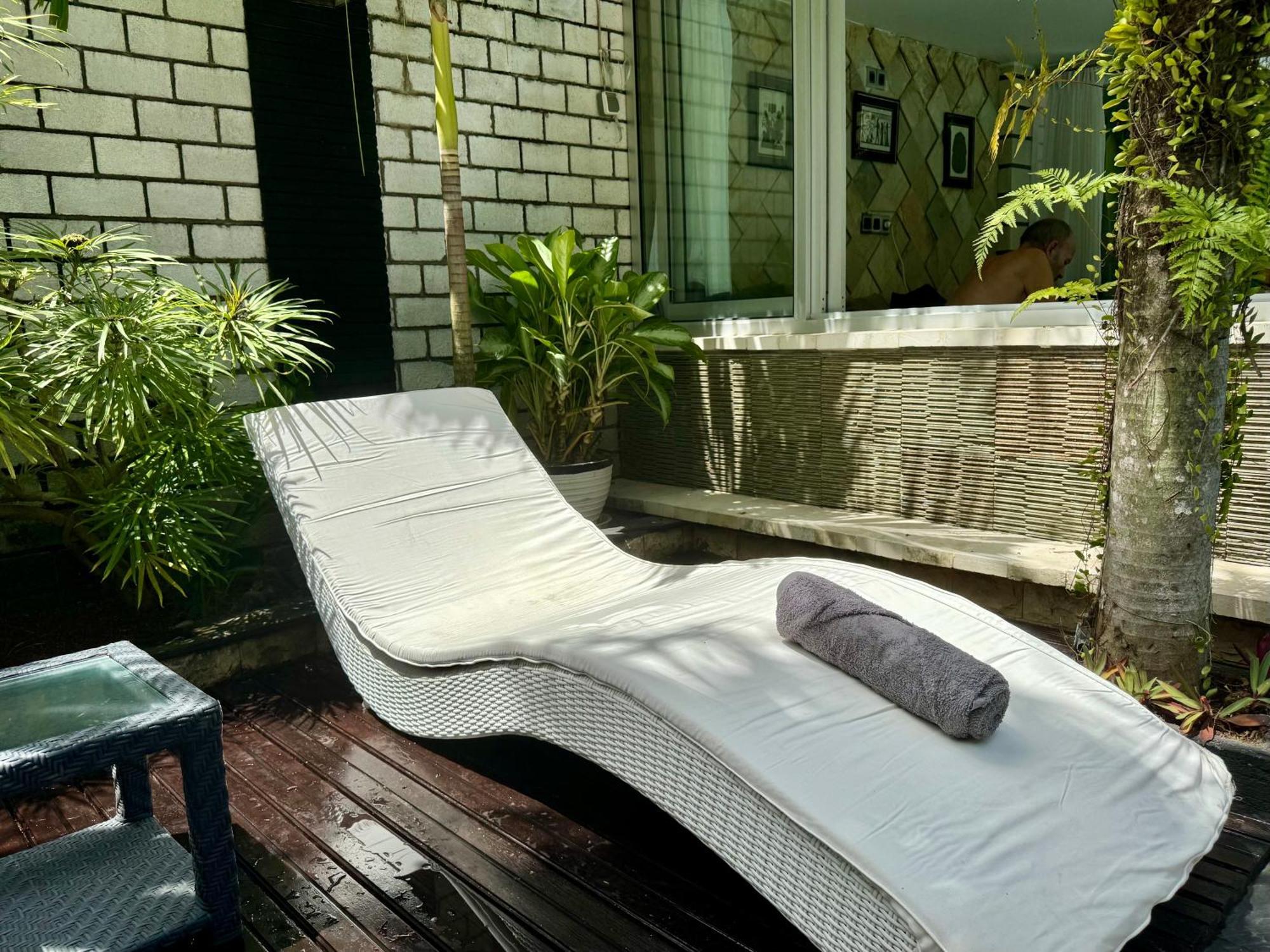 Rumah Putih Abu Abu