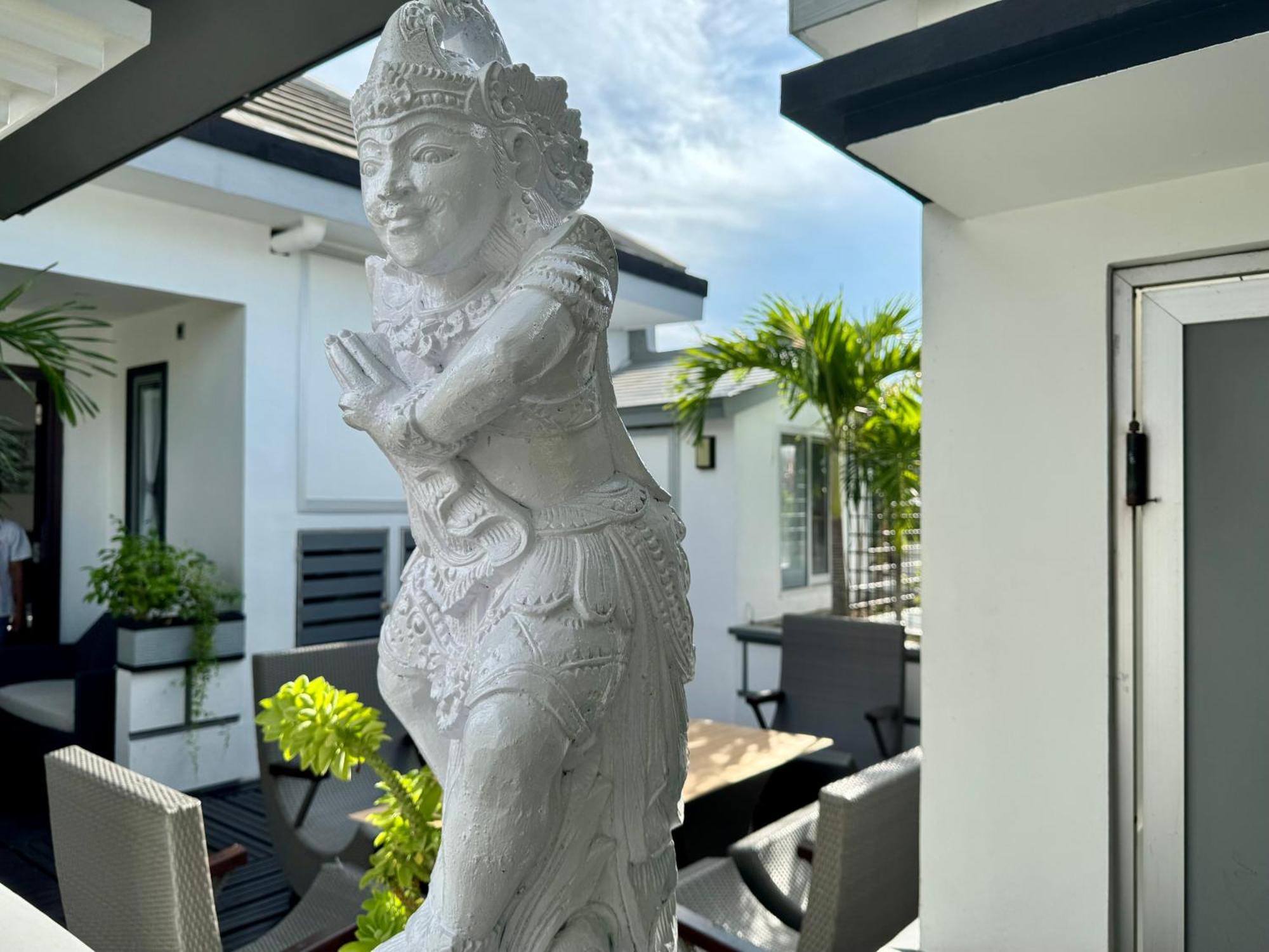 Rumah Putih Abu Abu
