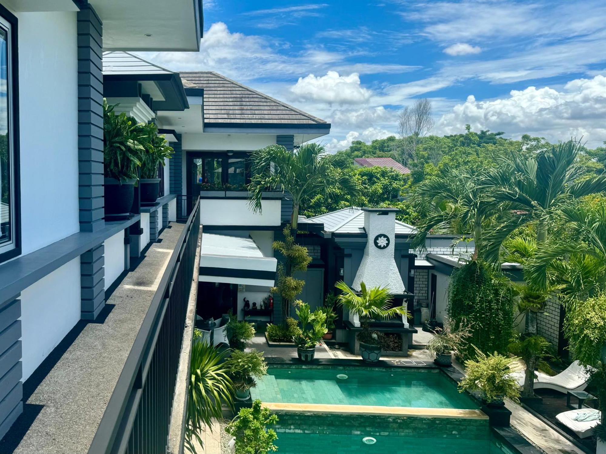Rumah Putih Abu Abu Homestay