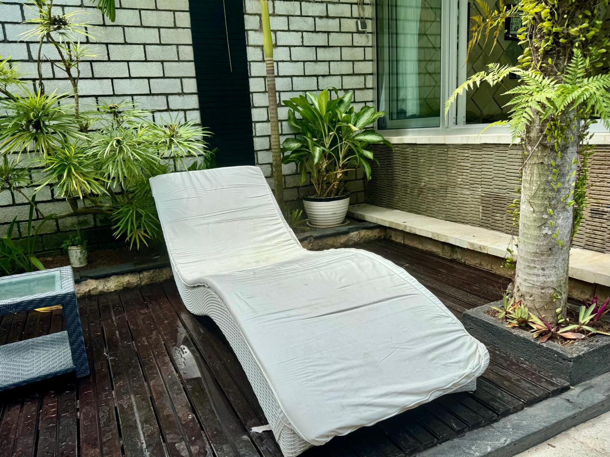 Rumah Putih Abu Abu