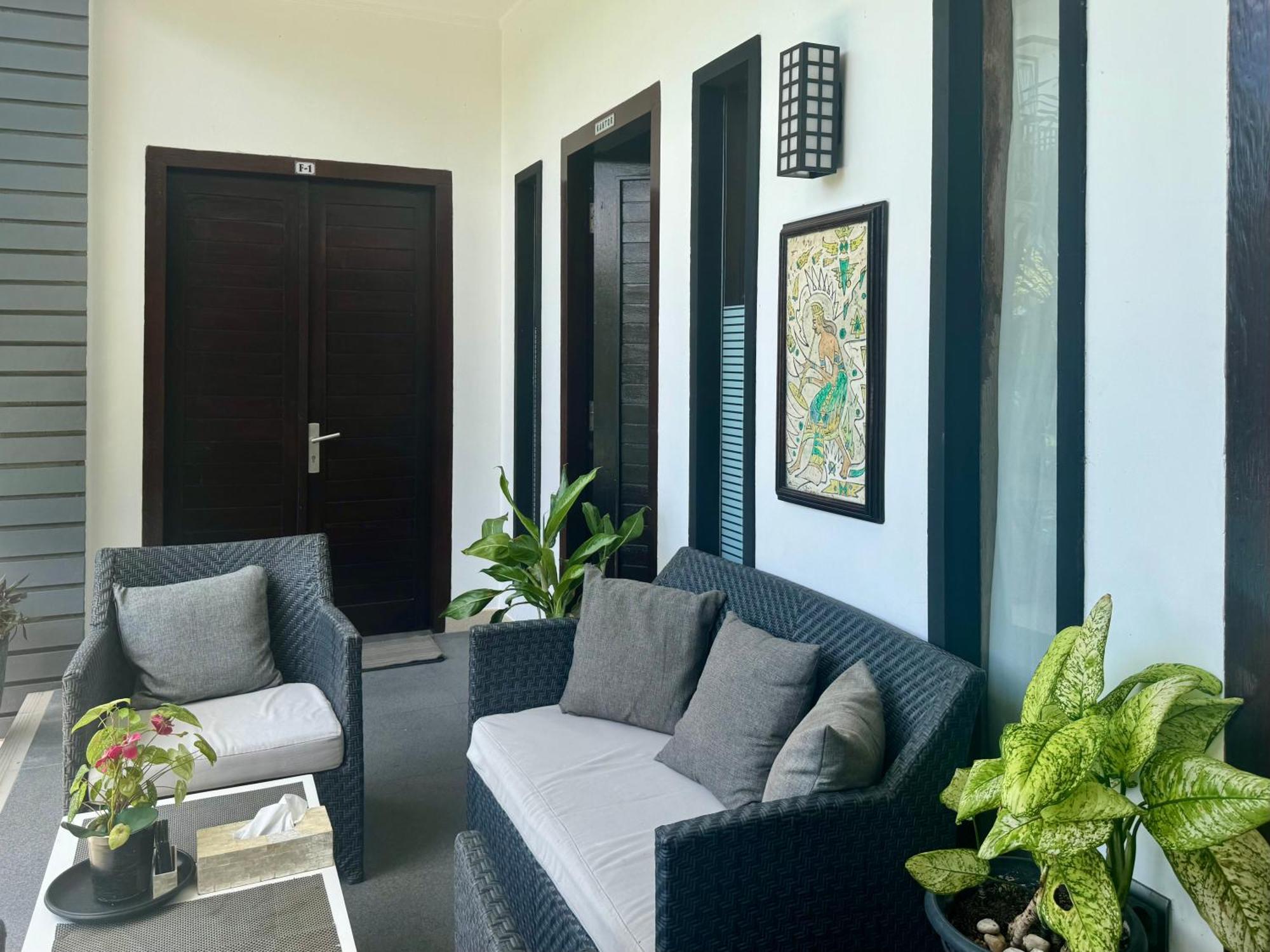 Rumah Putih Abu Abu Homestay *