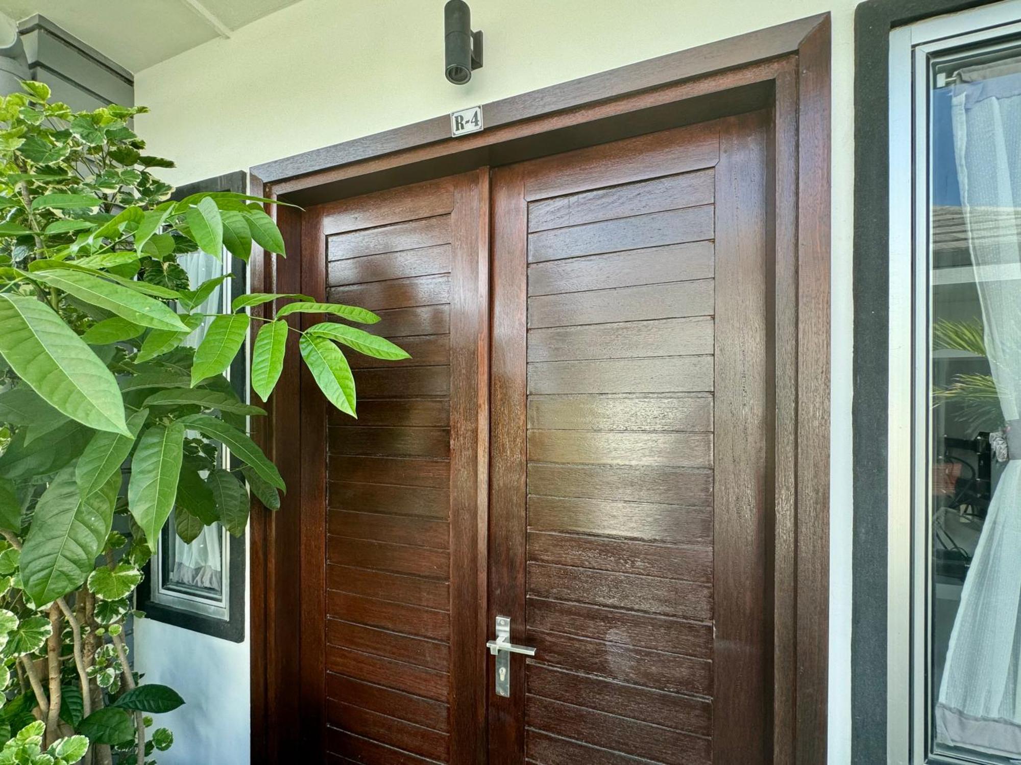 Rumah Putih Abu Abu *