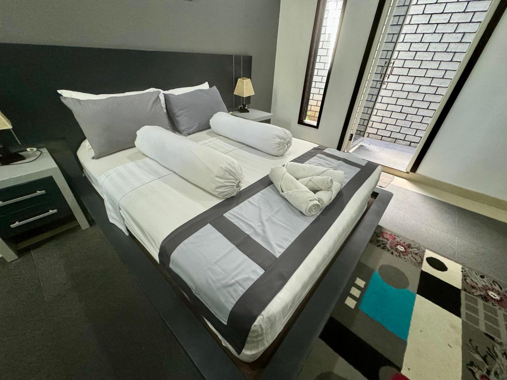 Rumah Putih Abu Abu Homestay