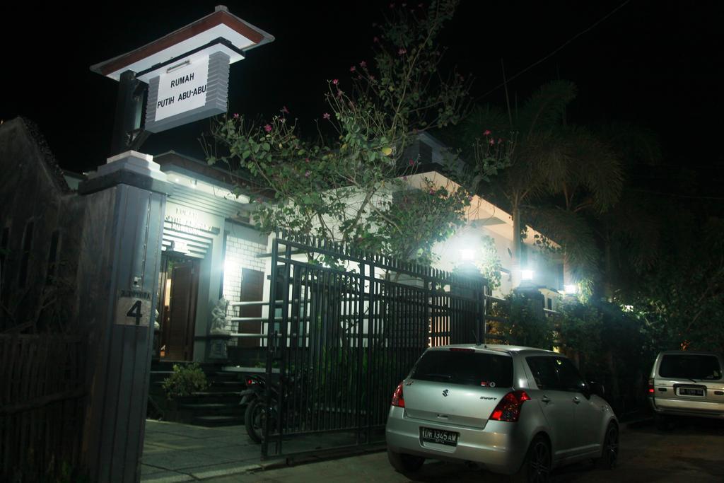 Rumah Putih Abu Abu Homestay
