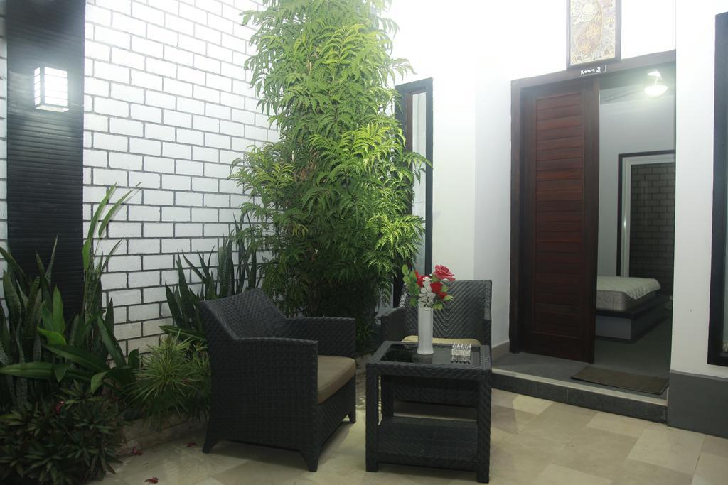 Rumah Putih Abu Abu *