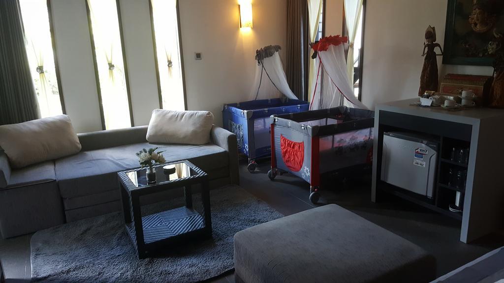 Rumah Putih Abu Abu Homestay