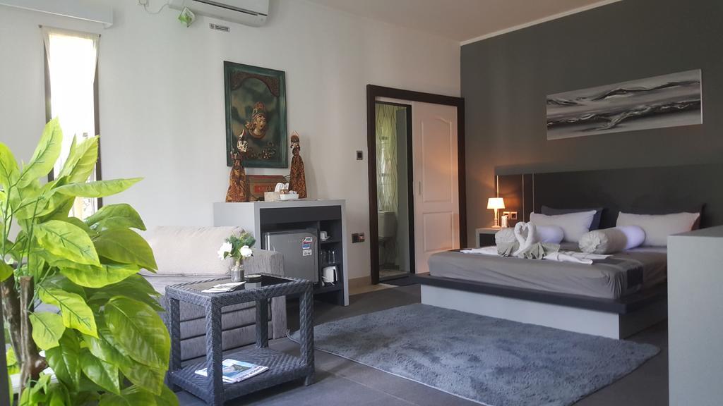 Rumah Putih Abu Abu Homestay